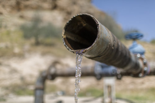 Nahaufnahme einer Wasserleitung auf dem Hedan Brunnenfeld in Jordanien