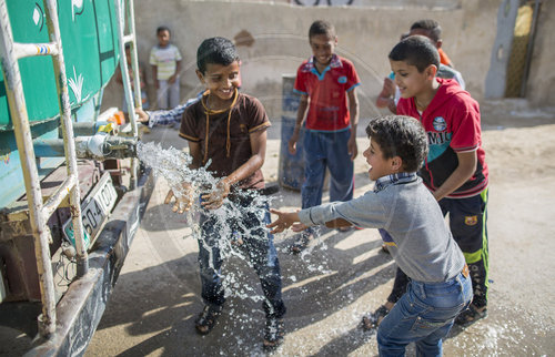 Kinder spielen mit Wasser