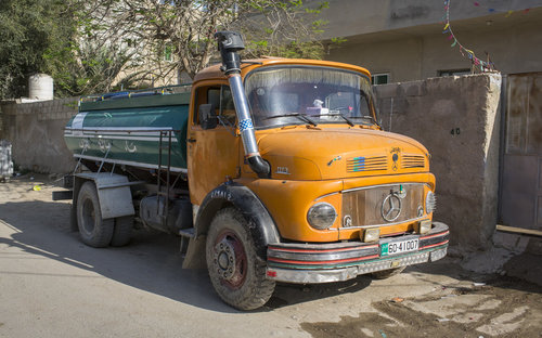 Wassertanker vor einem Wohnhaus in Jordanien