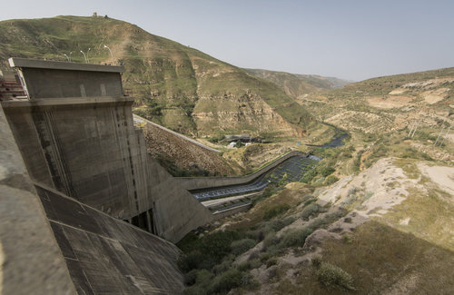 Blick von einer Staumauer in ein Tal am King Talal Damm in Jordanien