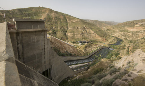 Blick von einer Staumauer in ein Tal am King Talal Damm in Jordanien