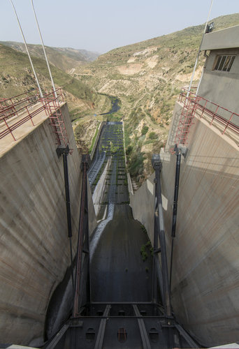 Blick von einer Staumauer auf eine Wasserfuehrung am King Talal Damm in Jordanien