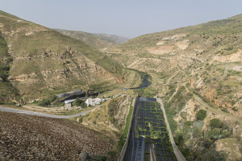 Blick von einer Staumauer in ein Tal am King Talal Damm in Jordanien