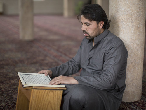 Mann liest in einer Moschee im Koran