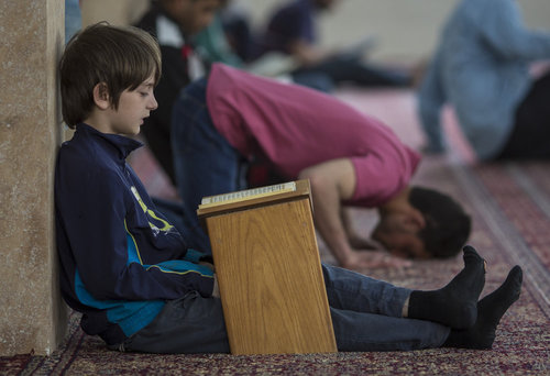 Junge liest in einer Moschee im Koran