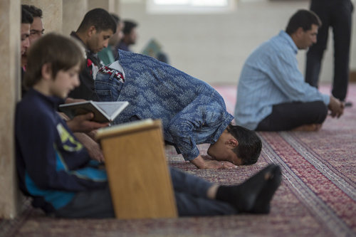Muslime in einer Moschee beim Gebet