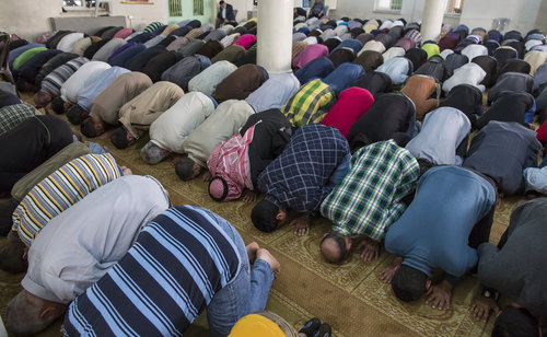 Muslime beim Freitagsgebet in einer Moschee