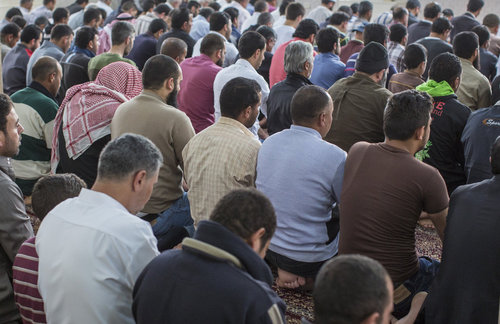 Muslime beim Freitagsgebet in einer Moschee