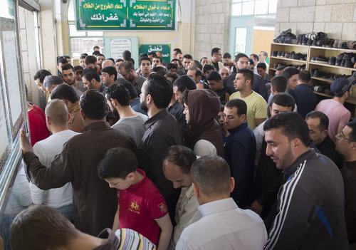 Muslime nach dem Freitagsgebet in einer Moschee