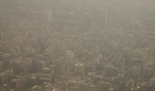 Luftaufnahme von Dhaka unter Smog