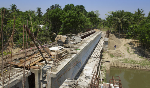 Bau einer Bruecke in Bangladesch
