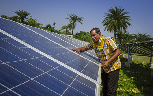 Solaranlage an einem Feld in Bangladesch
