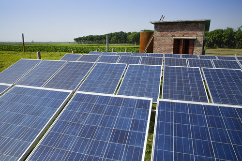 Solaranlagen an einem Feld in Bangladesch