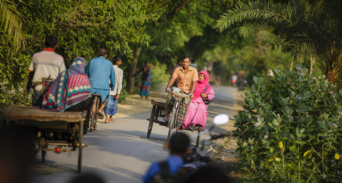 Stra¬ßenverkehr im l¬ändlichen Bangladesch