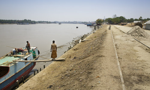 Dammstra¬ße zum Schutz eines Wohnviertels in Bangladesch