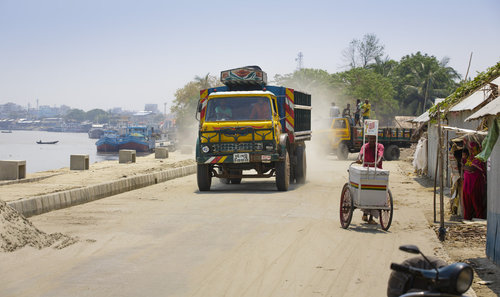 Lastwagen auf einer Stra¬ße in Bangladesch