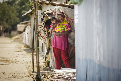 Mutter mit Kleinkind in einem Armenviertel in Bangladesch