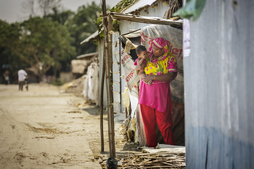 Mutter mit Kleinkind in einem Armenviertel in Bangladesch