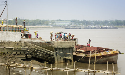 Transportschiff in einem Hafen in Bangladesch