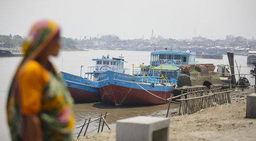 Anlegestelle fuer Transportschiffe in einem Hafen in Bangladesch