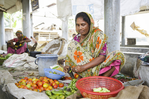 Gemuesehaendlerin in Bangladesch