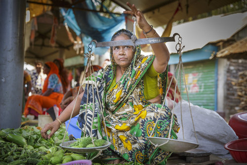 Gemuesehaendlerin auf einem Markt in Bangladesch