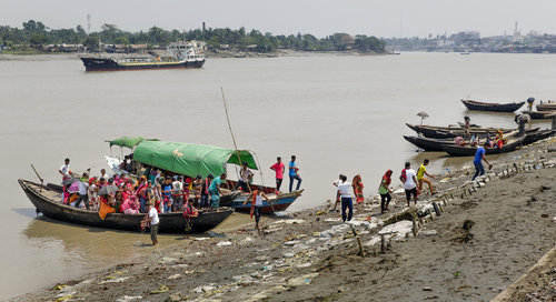 Ankunft einer Faehre in einem Hafen von Bangladesch