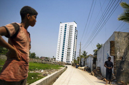 Neubau neben einem Armenviertel in Bangladesch