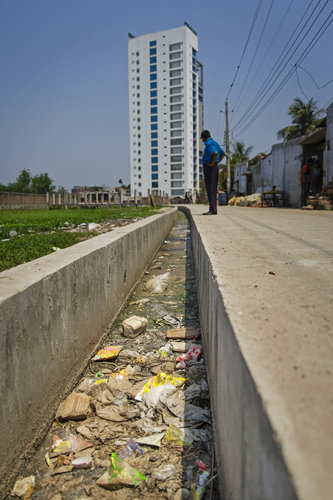 Vermuellter Abwasserkanal in Bangladesch