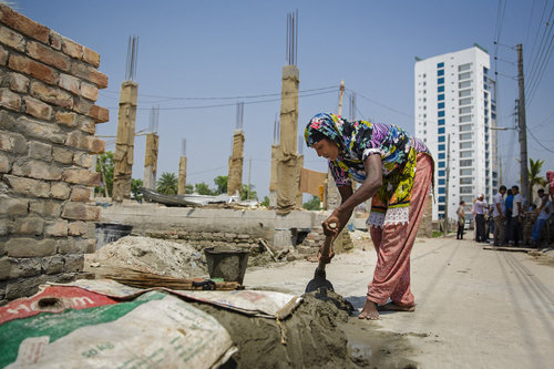 Hausbau in einem Armenviertel in Bangladesch