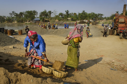 Arbeiterinnen auf einer Baustelle in Bangladesch
