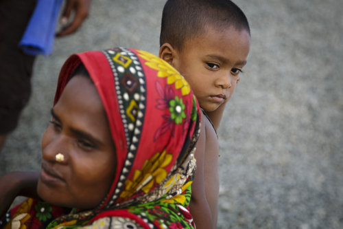 Mutter mit ihrem Sohn in Bangladesch