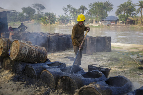 Arbeiter bei der Herstellung von Bitumen in Bangladesch