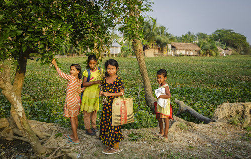 Kinder vor einem Armenviertel am Mayur River in Bangladesch