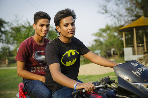 Junge Maenner auf einem Motorrad in Bangladesch