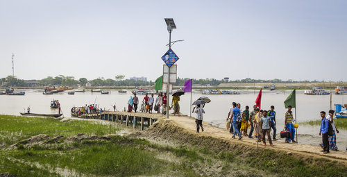 Passagiere an einer Anlegestelle im Hafen von Mongla in Bangladesch
