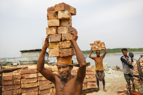 Arbeiter im Hafen von Mongla in Bangladesch
