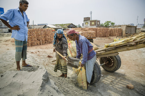 Arbeiter auf einer Baustelle in Bangladesch