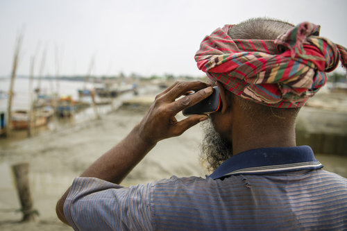 Mann mit Mobiltelefon in Bangladesch