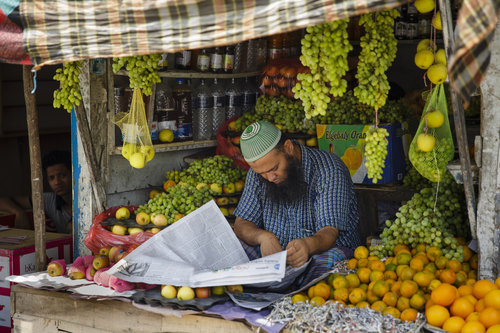 Obstverkaeufer auf einem Markt in Bangladesch