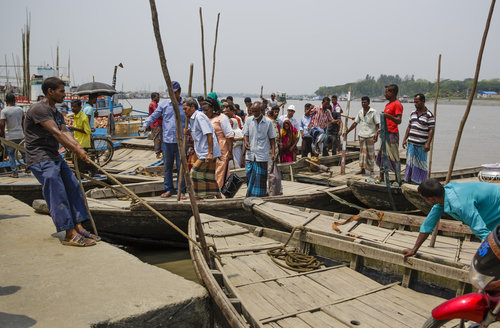 Faehrbetrieb in einem Hafen in Bangladesch
