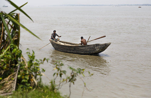 Bangladeschis in einem Ruderboot
