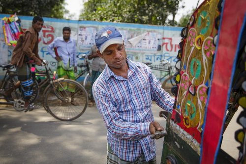 Reparatur einer Fahrrad-Rikscha in Bangladesch