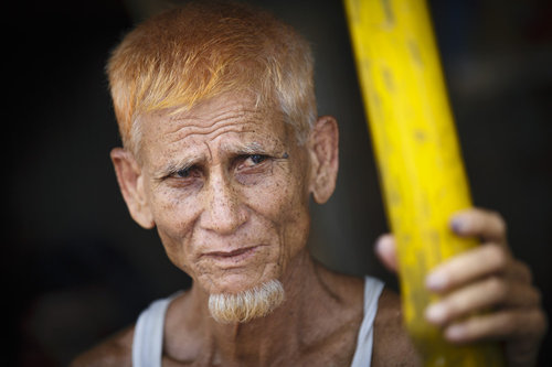 Mann mit traditionell gefaerbtem Haar in Bangladesch
