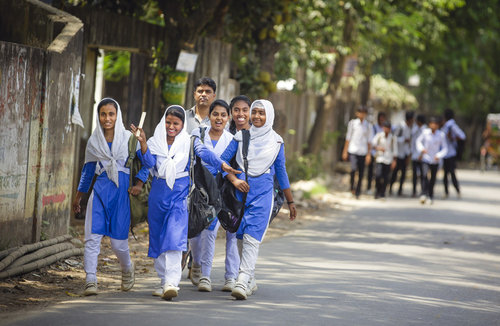 Schueler in Schuluniform in Bangladesch