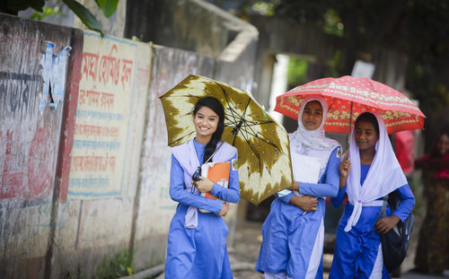 Schuelerinnen in Schuluniform in Bangladesch