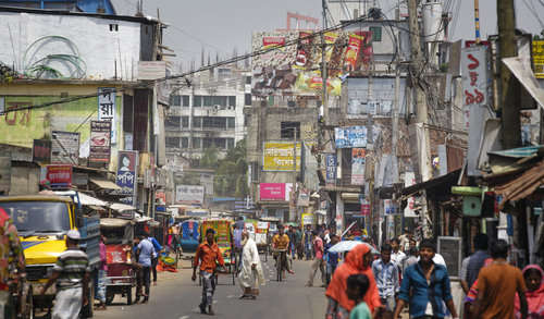 Belebte Hauptstrasse in Bangladesch