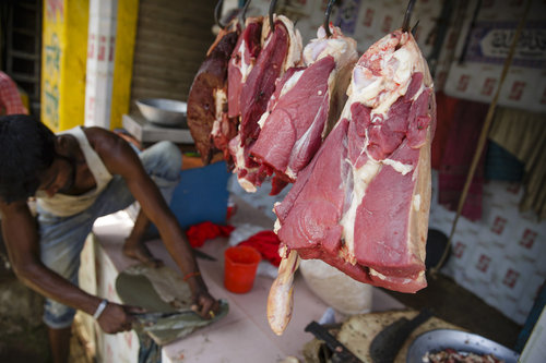 Fleischverkauf auf einer Strasse in Bangladesch