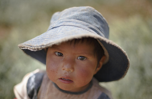 Indianisches Kind in den Anden von Bolivien