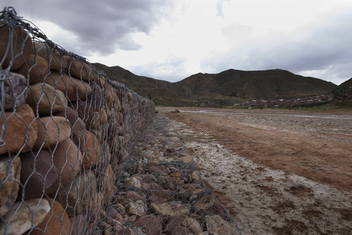 Hochwasserschutz in einem Tal der Anden